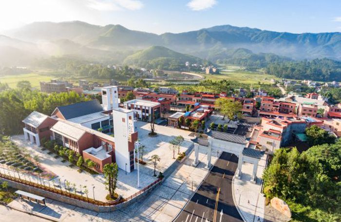 新農(nóng)村凈水解決方案-農(nóng)村自來水系統(tǒng)-河水井水軟化設(shè)備定制-藍(lán)創(chuàng)沃特